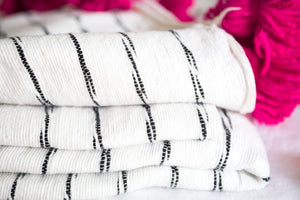 Couverture marocaine blanche, noir et rose à pompons coton et laine - Accent du Monde