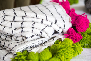 Couverture marocaine blanche, noir et verte à pompons coton et laine - Accent du Monde